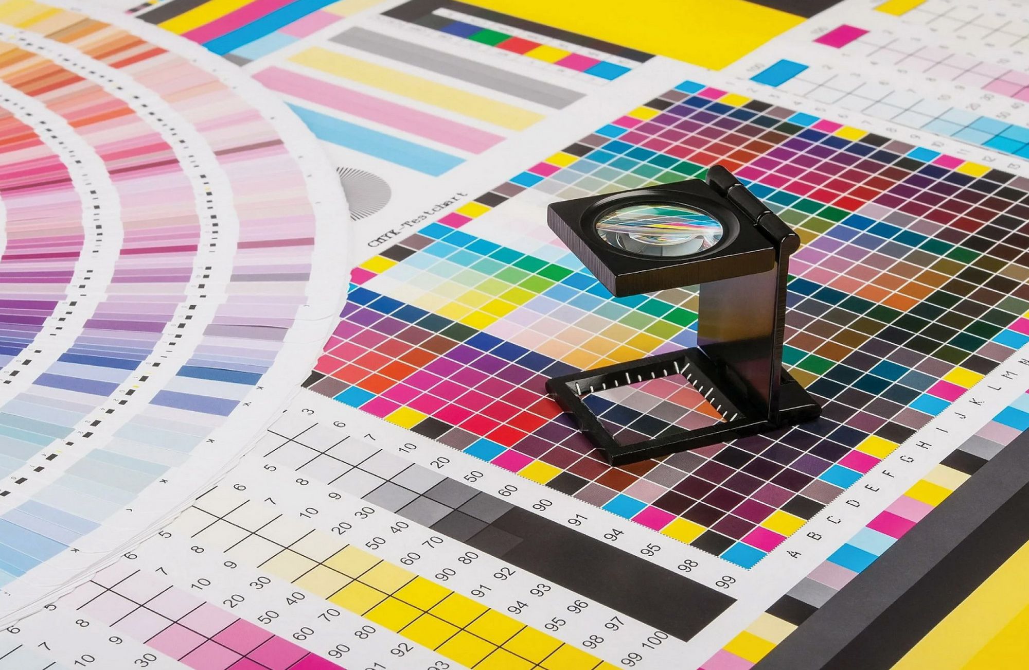 Muestras de color y lupa de control para impresión
